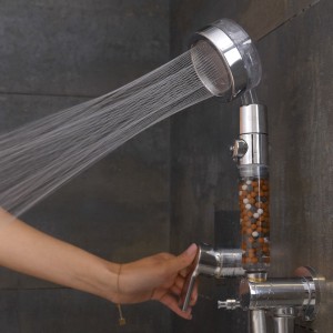 Pommeau de douche filtrant, avec ou sans recharges et flexible