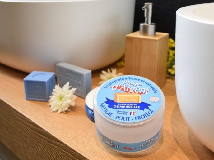 Entretenir sa salle de bain facilement et naturellement avec la Pierre d’Argent®